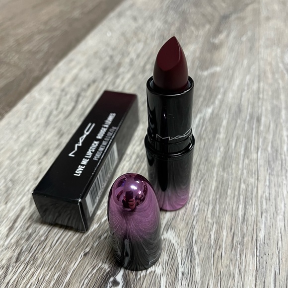 MAC Love Me lipstick, La Femme. - Picture 8 of 9